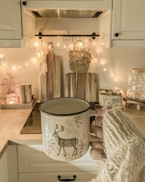 Зимнее настроение в интерьере дома с декором в виде больших звезд, спальней украшенной гирляндой и ванной комнатой с окном до пола. 03