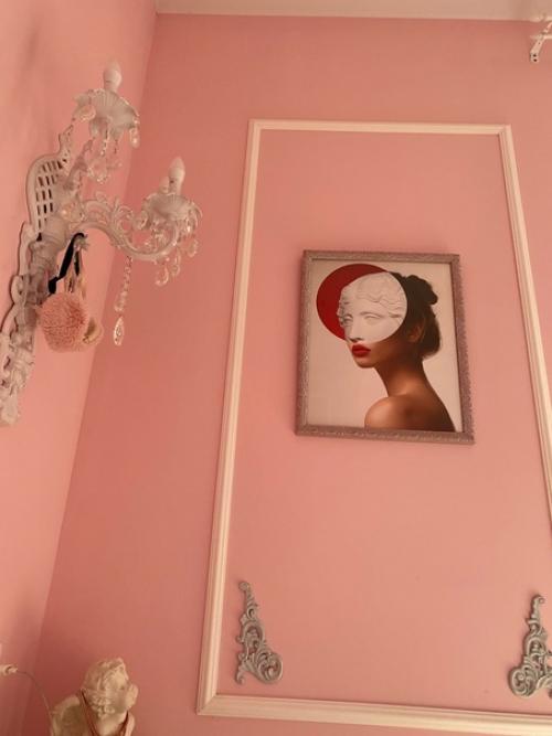 В спальне, есть две стороны, мужская и женская. 01