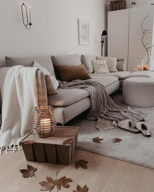 В дизайне интерьера скандинавские гостиные приобрели огромную популярность благодаря своей вневременной привлекательности и уютному очарованию. 01