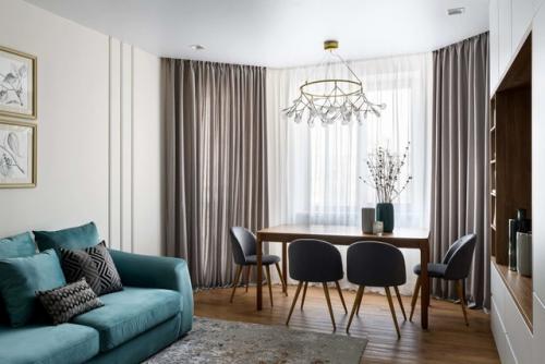 Светлая трешка с мятно - голубой кухней в нише. 03