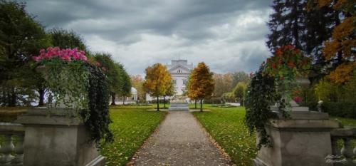 Литва.  Поместье ужутракис (затрочье) с роскошным дворцом, именуемым белым лебедем озера гальве. 03