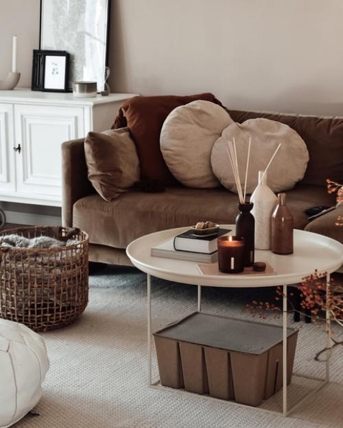 Красивый интерьер скандинавского дома в коричневых тонах с уютным декором. 01