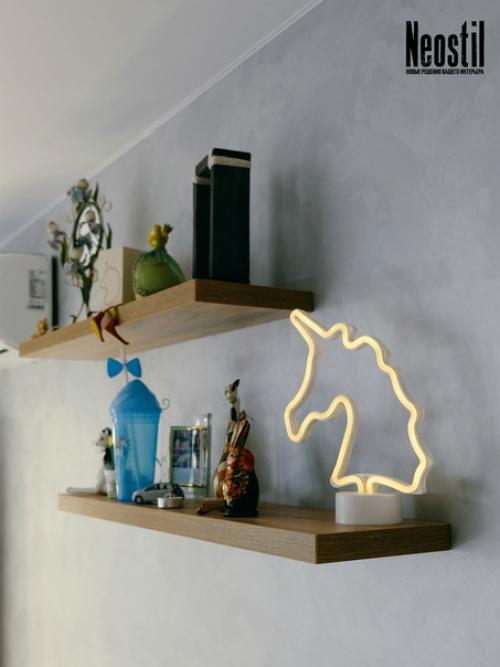 Гостиная. А точнее, зона тв для кухни - гостиной все в той же квартире, где весь интерьер создан вокруг сочетания белый + дерево. 02