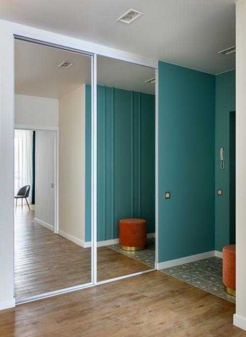 Светлая трешка с мятно - голубой кухней в нише. 07