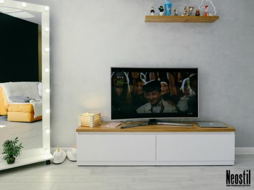 Гостиная. А точнее, зона тв для кухни - гостиной все в той же квартире, где весь интерьер создан вокруг сочетания белый + дерево. 03