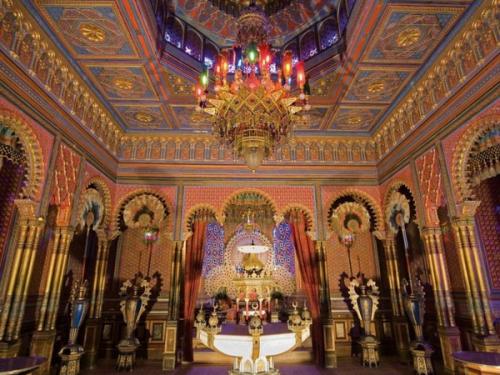 Король Людвиг II славился своей любовью к роскошным замкам, которые начинали строиться по всей Баварии в период его правление. 02