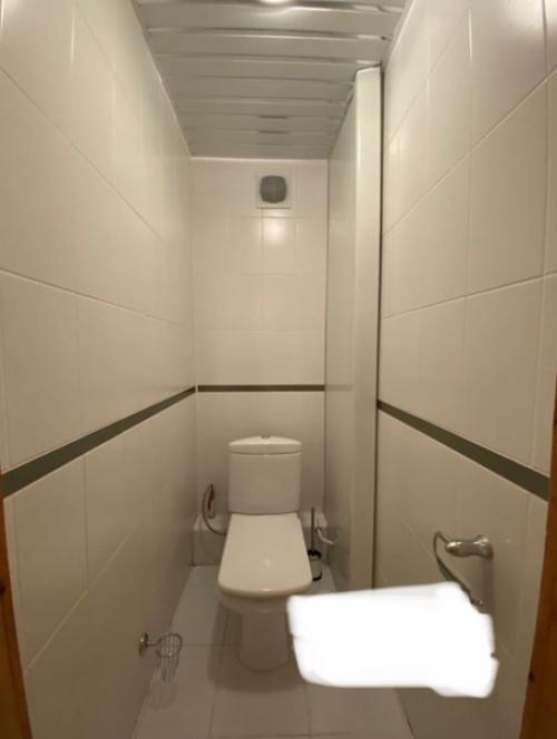 Всем привет!  Дорогие подписчики этой замечательной группы, подскажите, может у кого появятся идеи как бюджетно обновить интерьер санузла и ванной? 01