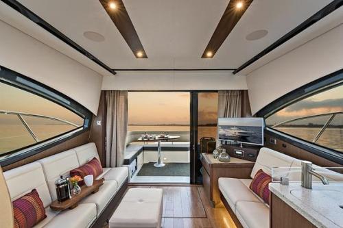 Компания Sea Ray готовится представить европейской публике свою новую моторную яхту - Sea Ray 400 Sundancer. 07