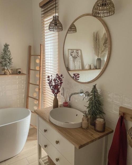 Зимнее настроение в интерьере дома с декором в виде больших звезд, спальней украшенной гирляндой и ванной комнатой с окном до пола. 05