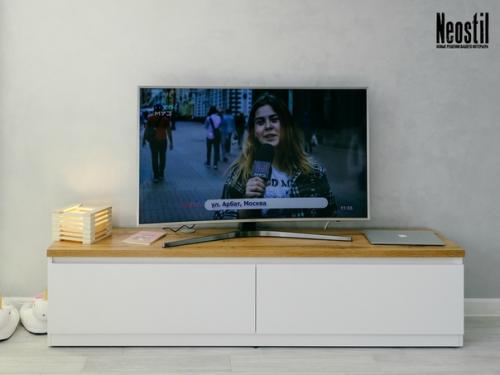 Гостиная. А точнее, зона тв для кухни - гостиной все в той же квартире, где весь интерьер создан вокруг сочетания белый + дерево. 05