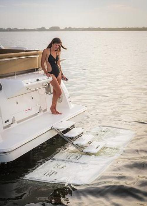 Компания Sea Ray готовится представить европейской публике свою новую моторную яхту - Sea Ray 400 Sundancer. 03