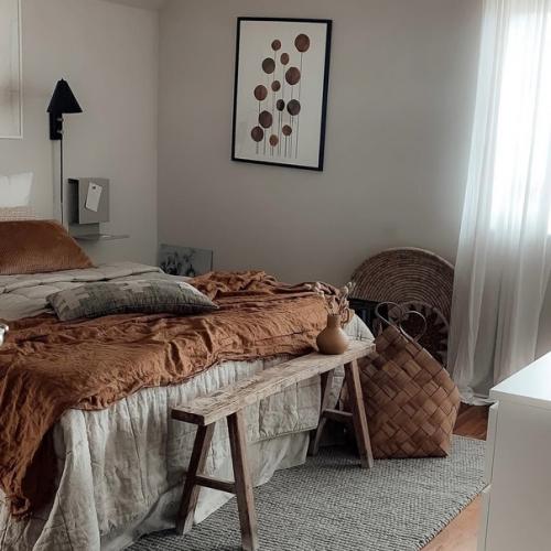 Красивый интерьер скандинавского дома в коричневых тонах с уютным декором. 04