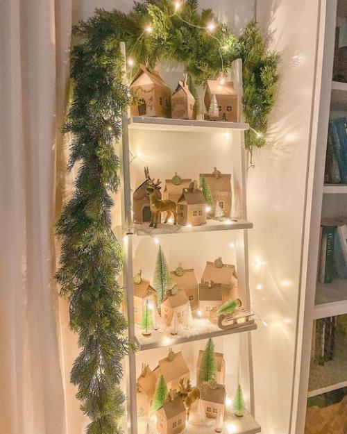 Зимнее настроение в интерьере дома с декором в виде больших звезд, спальней украшенной гирляндой и ванной комнатой с окном до пола. 06