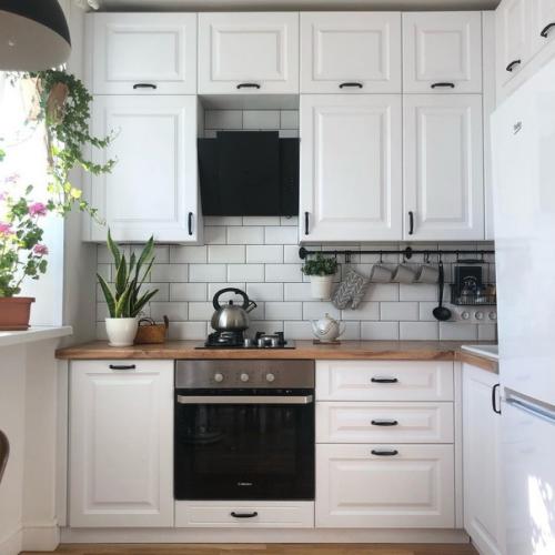 Зеркало с освещением в ванной - это не только стильный элемент интерьера, но и очень удобный предмет. 04