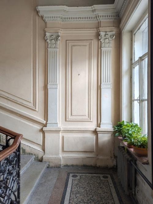 Случайно распахнулись двери - кому-то привезли мебель, и я зашла. 03