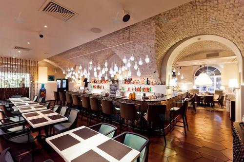 10-Мест где можно уютно устроиться перед камином. 02