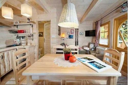 Площадь этого домика всего 27 квадратных метров. 04