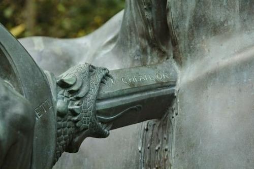 Одна из самых жутких скульптур частного парка Путь Виктории (Victoria's Way), расположенного в графстве уиклоу, Ирландия. 03