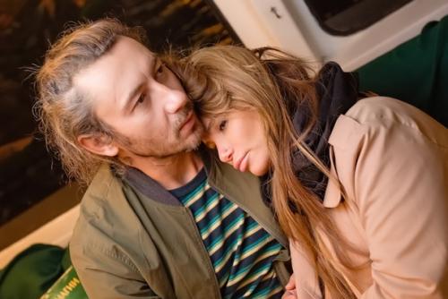 Айза: Мы Сейчас не Живем с Мужем, но Общаемся. 02