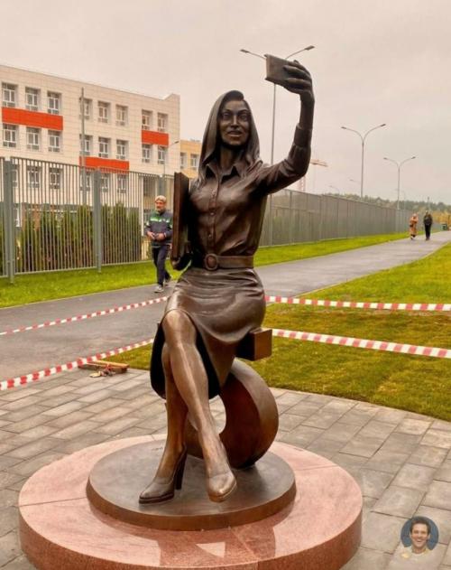 Памятник учительнице с выпирающими сосками жителей возмутил.

