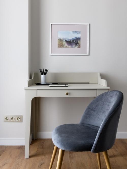 Светлая трешка с мятно - голубой кухней в нише. 06