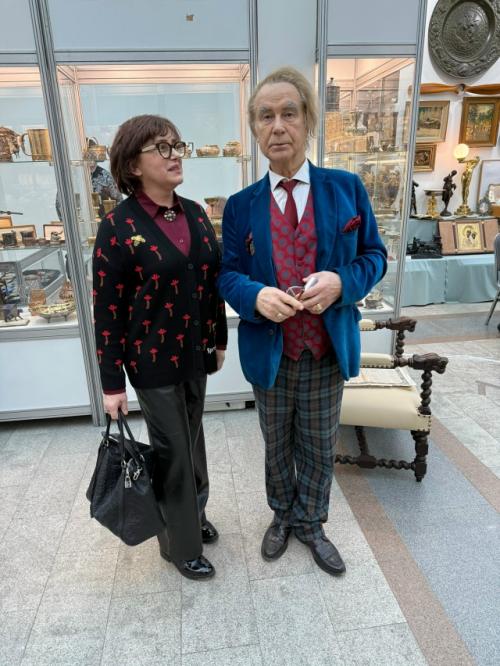 Вчера посетили антикварный салон в гостином дворе в Москве.  