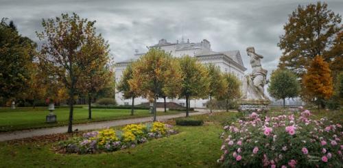 Литва.  Поместье ужутракис (затрочье) с роскошным дворцом, именуемым белым лебедем озера гальве. 01