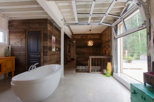 Мы уже не раз видели, как люди возводят дома, используя необычные материалы для строительства. 09