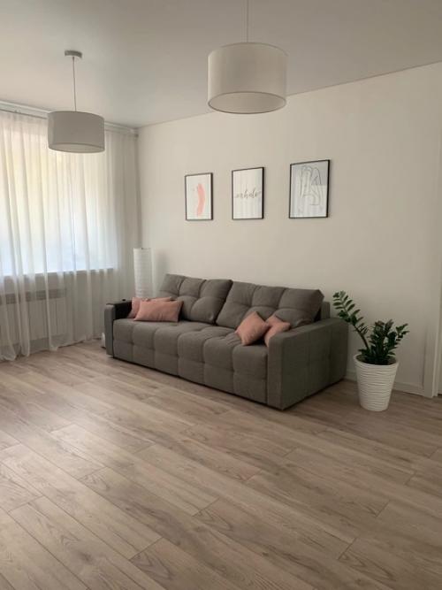 Хозяйка подбирала всё сама для своей небольшой квартиры, но результат впечатляет. 03