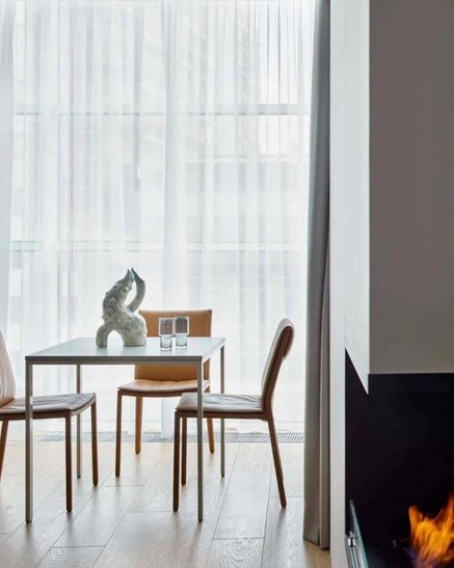 Мы обустраиваем свою двухкомнатную квартиру, пришлось обратиться к специалисту для оформления дизайна. 05