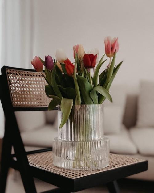 В дизайне интерьера скандинавские гостиные приобрели огромную популярность благодаря своей вневременной привлекательности и уютному очарованию. 04