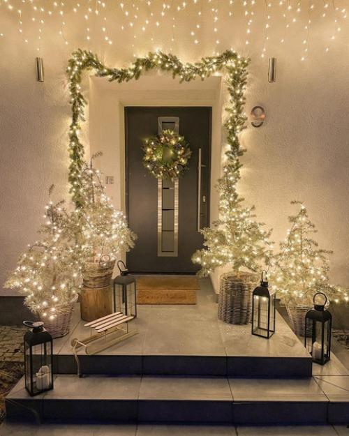 Зимнее настроение в интерьере дома с декором в виде больших звезд, спальней украшенной гирляндой и ванной комнатой с окном до пола. 08