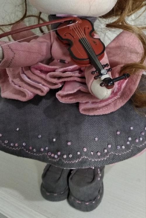 Маленькая скрипачка Ростиком 27 см. 03