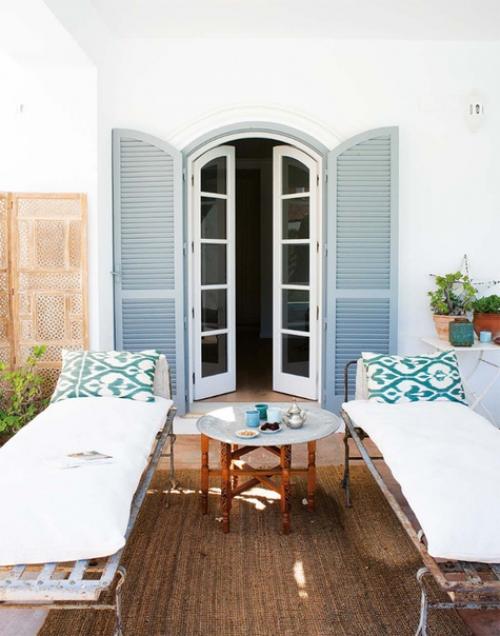 Интерьер этого милого особняка в Испании сочетает в себе функциональность дома на побережье и современный стиль городского жилья. 02