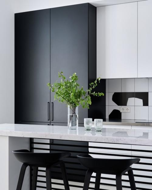 Реализованный интерьер Однушки с маленькой кухне, превращенной в стильную студию. 01