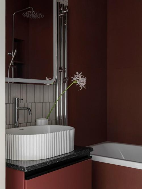 Эта однокомнатная квартира создавалась для старшей дочери заказчиков - пространства должно было хватать и для учёбы, и для отдыха. 01