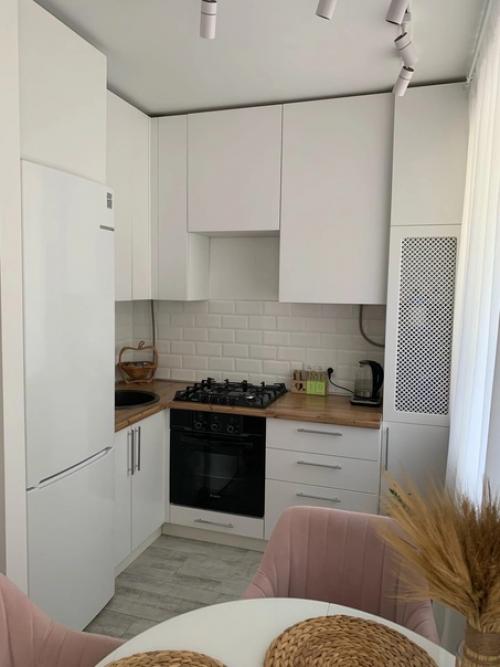 Хозяйка подбирала всё сама для своей небольшой квартиры, но результат впечатляет. 02