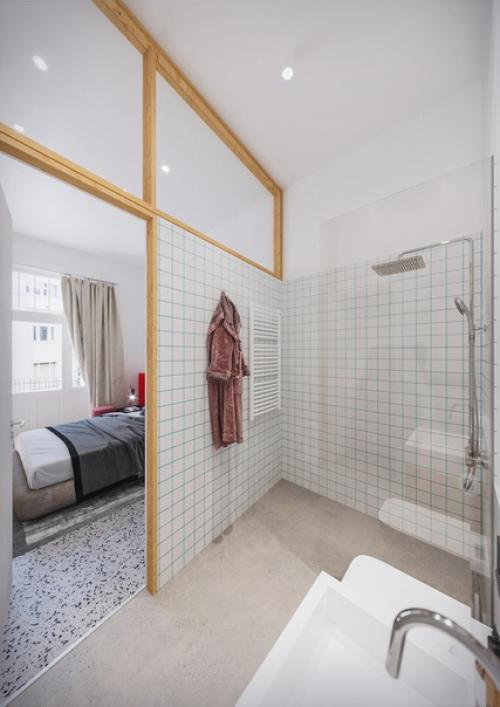 Функциональный интерьер квартиры с ярким акцентом в мебели. 05