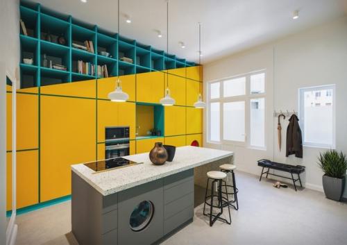 Функциональный интерьер квартиры с ярким акцентом в мебели. 01