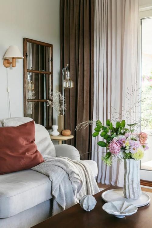 После долгих осмотров домов семейная пара наконец нашла свой любимый дом. 03