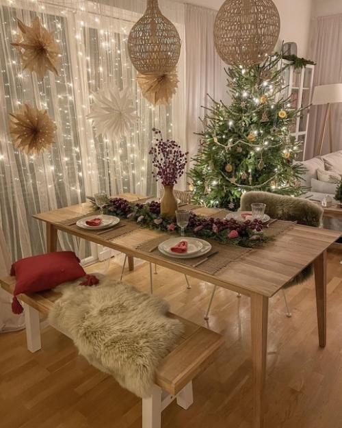 Зимнее настроение в интерьере дома с декором в виде больших звезд, спальней украшенной гирляндой и ванной комнатой с окном до пола. 02