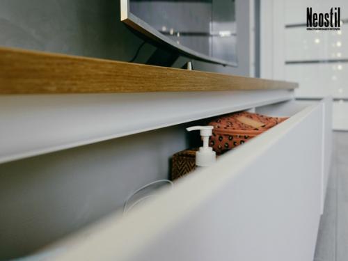 Гостиная. А точнее, зона тв для кухни - гостиной все в той же квартире, где весь интерьер создан вокруг сочетания белый + дерево. 08