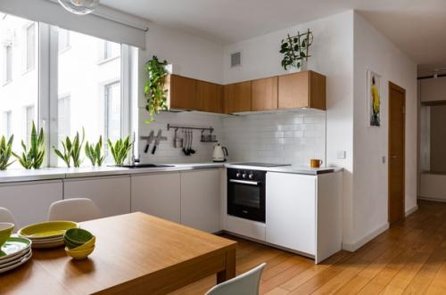 Чудесный, солнечный интерьер кухни - гостиной в скандинавском стиле. 01