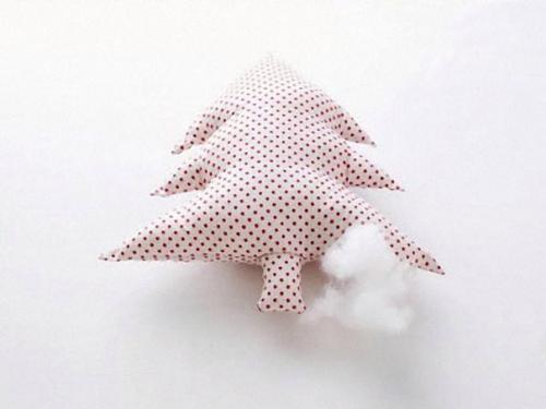 Подушки в виде ёлочек станут прекрасным украшением дома к новому году или подарком для близкого человека. 03