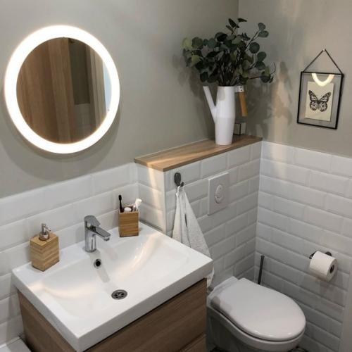 Зеркало с освещением в ванной - это не только стильный элемент интерьера, но и очень удобный предмет. 03