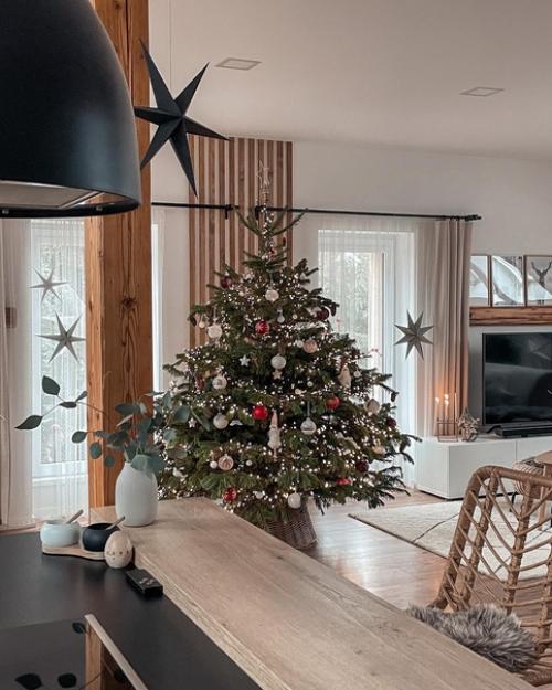 Ключ к гармоничному сочетанию рождественского декора и интерьера заключается в том, что декор должен идеально сочетаться со стилем дома. 01