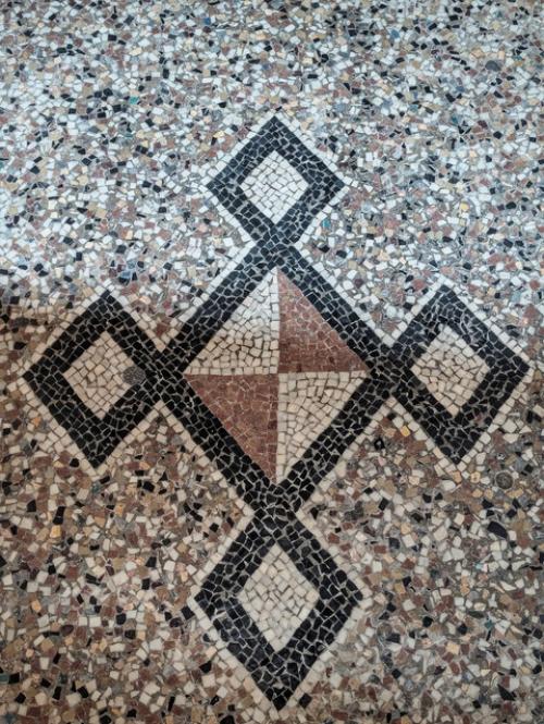 Случайно распахнулись двери - кому-то привезли мебель, и я зашла. 06