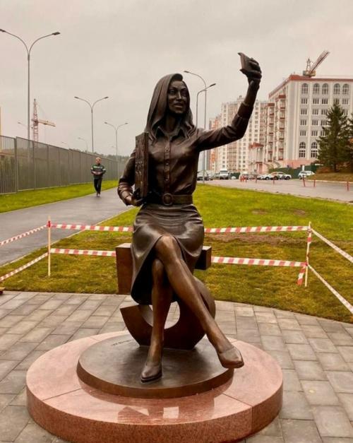 Памятник учительнице с выпирающими сосками жителей возмутил. 02