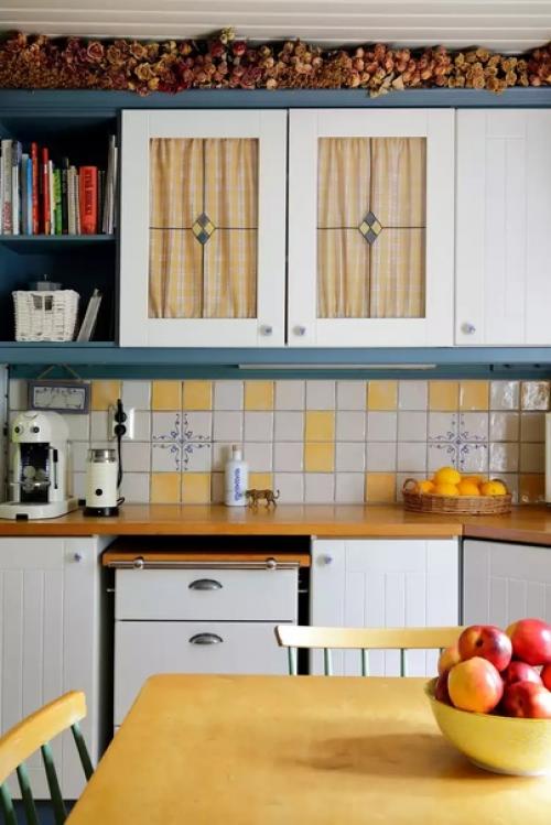 Старинный дом с мансардной крышей - В Таком Старом Доме Надо Быть Немного Щедрым. 07