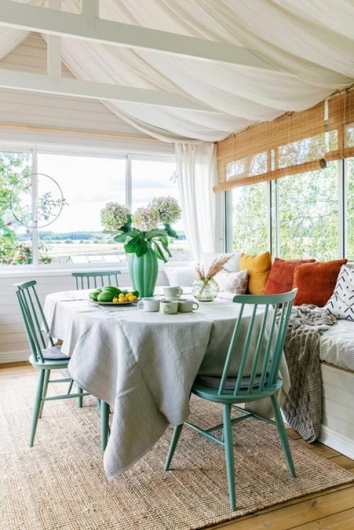 После долгих осмотров домов семейная пара наконец нашла свой любимый дом. 09